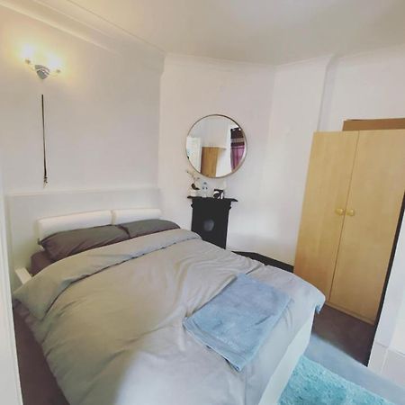 Complete 1 Bedroom Apartment With Wi-Fi, Kitchen, Tv In Heart Of Chiswick, London Eksteriør bilde