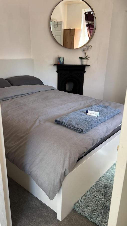 Complete 1 Bedroom Apartment With Wi-Fi, Kitchen, Tv In Heart Of Chiswick, London Eksteriør bilde
