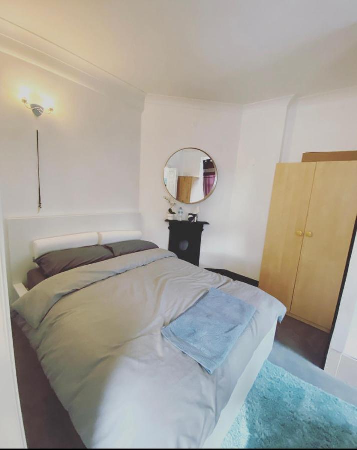 Complete 1 Bedroom Apartment With Wi-Fi, Kitchen, Tv In Heart Of Chiswick, London Eksteriør bilde