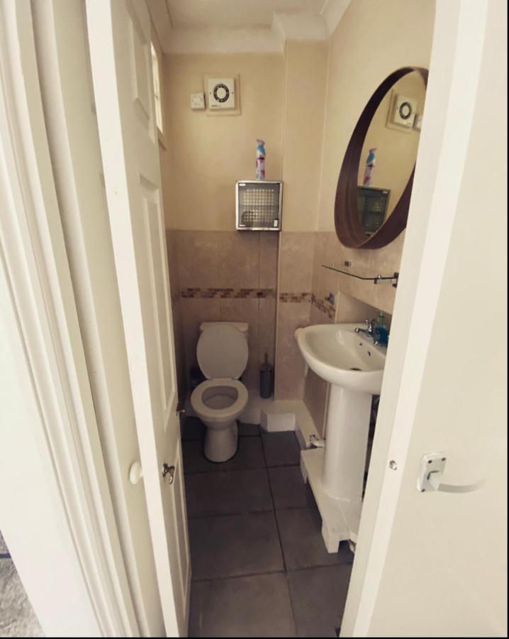 Complete 1 Bedroom Apartment With Wi-Fi, Kitchen, Tv In Heart Of Chiswick, London Eksteriør bilde