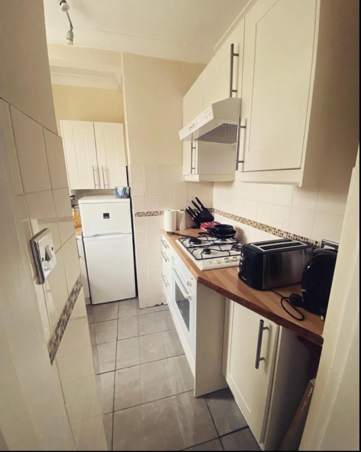 Complete 1 Bedroom Apartment With Wi-Fi, Kitchen, Tv In Heart Of Chiswick, London Eksteriør bilde